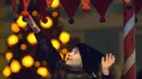 Seorang anak bermain di pasar Natal di St. Petersburg, Rusia (20/12/2020). Di tempat-tempat ini, keluarga Romanova hidup selama hampir 4 generasi. (Xinhua/Irina Motina)