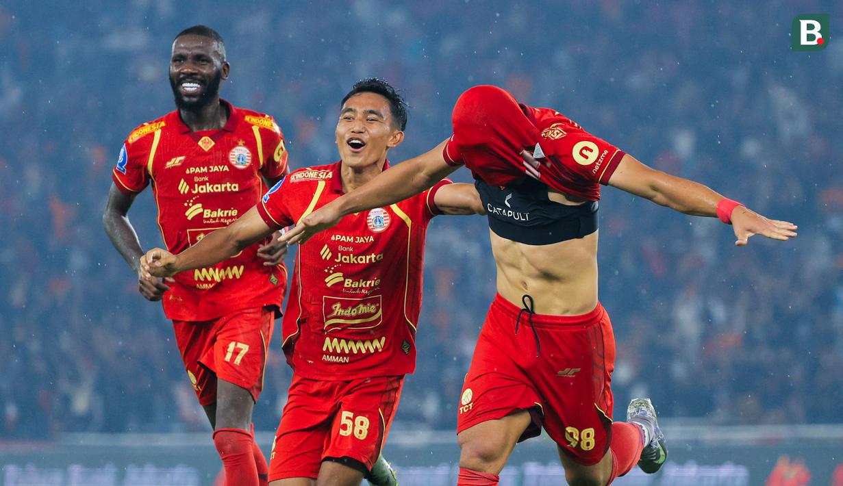 Pemain Persija Jakarta, Eksel Runtukahu (kanan), bersama Rayhan Hannan dan Allano merayakan gol ke gawang Persebaya Surabaya pada laga pekan ke-27 BRI Super League di Stadion Utama Gelora Bung Karno, Jakarta, Sabtu (11/4/2026). (Bola.com/Bagaskara Lazuardi)