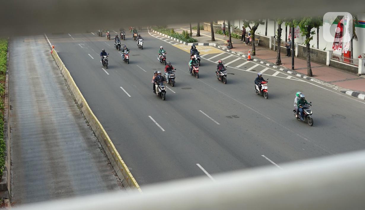 Pengendara sepeda motor melintasi Jalan MH Thamrin, Jakarta, Senin (24/5/2020). Kepala Dinas Perhubungan Provinsi DKI Jakarta Syafrin Liputo mengungkapkan kebijakan ganjil genap terhadap sepeda motor belum akan diterapkan dan hanya berlaku bagi kendaraan roda empat. (Liputan6.com/Immanuel Antonius)