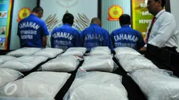 Barang bukti berupa 15kg sabu yang berhasil diamankan Dirtipid Narkotika Polri, Jakarta, Rabu (13/4). Polisi berhasil mengungkap sindikat internasional narkotika jenis sabu yang dikendalikan oleh napi lapas di Jawa Tengah. (Liputan6.com/Yoppy Renato)