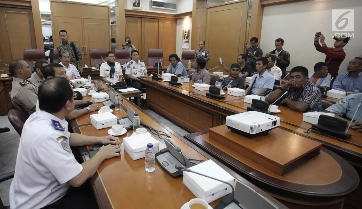 Suasana pertemuan Wakil Gubernur DKI Jakarta Sandiaga Uno dengan sejumlah perwakilan sopir angkot di Balai Kota, Jakarta, Rabu (31/1). Pertemuan tersebut berlangsung tertutup. (Liputan6.com/Arya Manggala)