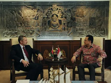 Ketua DPD RI Irman Gusman (kanan) menerima kunjungan Duta Besar Republik Belarus untuk Indonesia, Jakarta, Jumat (7/11/2014). (Liputan6.com/Andrian M Tunay)