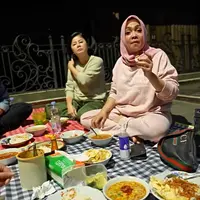 Mama Rieta makan di pinggir Jalan. (Youtube/Hobby Makan)