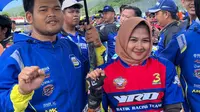 Eca Sabana (kanan), pembalap wanita asal Serang, Banten, ikut balapan Yamaha Sunday Race 2023 di Sirkuit Mandalika, Minggu (17/12/2023).&nbsp;