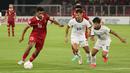 <p>Pemain Timnas Indonesia,&nbsp;Ricky Kambuaya (kiri) mengontrol bola dijaga dua pemain Kamboja, Bin Chanta Cheary (tengah) dan Seut Baraing dalam laga Grup A Piala AFF 2022 yang berlangsung di Stadion Utama Gelora Bung Karno, (SUGBK), Jumat (23/12/2022). (Bola.com/Abdul Azis)</p>