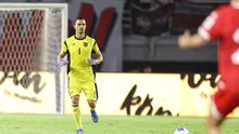 Aksi Emil Audero Mulyadi dalam laga FIFA Matchday antara Timnas Indonesia Vs Timnas Lebanon di Stadion Gelora Bung Tomo, Surabaya, Senin (8/9/2025). (Bola.com/Abdul Aziz)