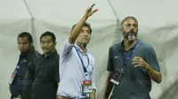Pelatih Indonesia, Luis Milla, memberikan arahan kepada anak asuhnya saat pertandingan melawan Guyana di Stadion Patriot, Bekasi, Sabtu (25/11/2017). Indonesia menang 2-1 atas Guyana. (Bola.com/M Iqbal Ichsan)