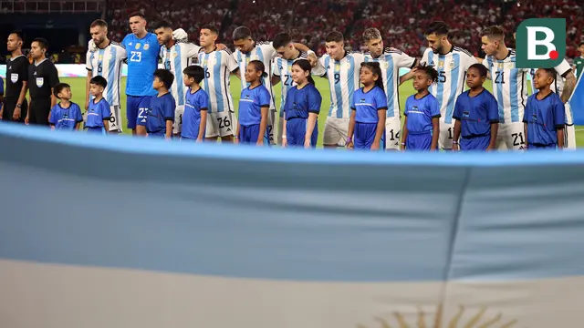 Foto: Momen Cucu Presiden Jokowi saat Dampingi Kiper Argentina, Emiliano Martines