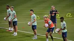 Para pemain Brasil ambil bagian dalam sesi latihan di Stadion Al Arabi SC di Doha (6/12/2022). Brasil akan bertanding melawan Kroasia pada babak perempatfinal Piala Dunia 2022 Qatar di Education City Stadium, Doha pada Jumat (9/12) pukul 22.00 WIB mendatang. (AFP/Nelson Almedia)
