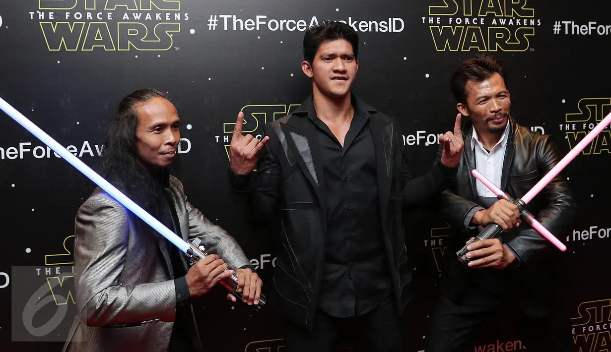 Iko Uwais, Yayan Ruhian dan Cecep Arif Rahman jelang premier film Star Wars The Force Awakens di XXI Senayan City, Jakarta, Selasa (15/12/2015). Tiga aktor Indonesia tersebut ikut memerankan  film seri Star Wars yang ke-7. (Liputan6.com/Angga Yuniar)