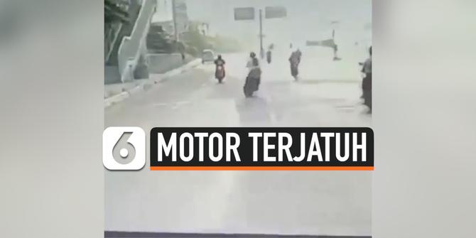 VIDEO: Viral Pengendara Motor Oleng di Jalan