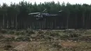 Helikopter Mi-28N yang diterbangkan oleh tim Berkuty (Golden Eagles) bermanuver dalam kompetisi penerbangan militer "Aviadarts" sebelum jatuh dan menewaskan satu dari dua orang pilot, di Dubrovichi, Rusia, Minggu (2/8/2015). (REUTERS/Maxim Shemetov)