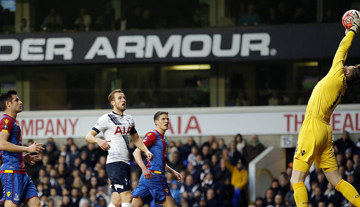 Kiper Crystal Palace, Wayne Hennessey, menepis tendangan dari striker Tottenham, Harry Kane. Klub asal London itu melakukan 13 kali tendangan untuk membobol gawang Palace. (Reuters/Andrew Couldridge)