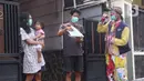 Komunitas Badut Tangerang  Raya (Batara) membagikan paket masker dan sabun cuci tangan gratis kepada warga di Larangan Selatan, Tangerang, Kamis (16/4/2020). PMI Kota Tangerang bersama Batara membagikan masker dan sabun cuci tangan untuk mencegah penyebaran COVID-19. (Liputan6.com/Angga Yuniar)