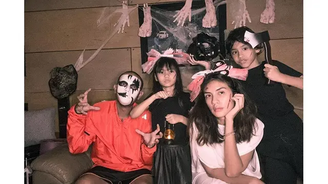 6 Potret Bahagia Keluarga Kecil Eno Netral dan Nadila Ernesta yang Jarang Tersorot