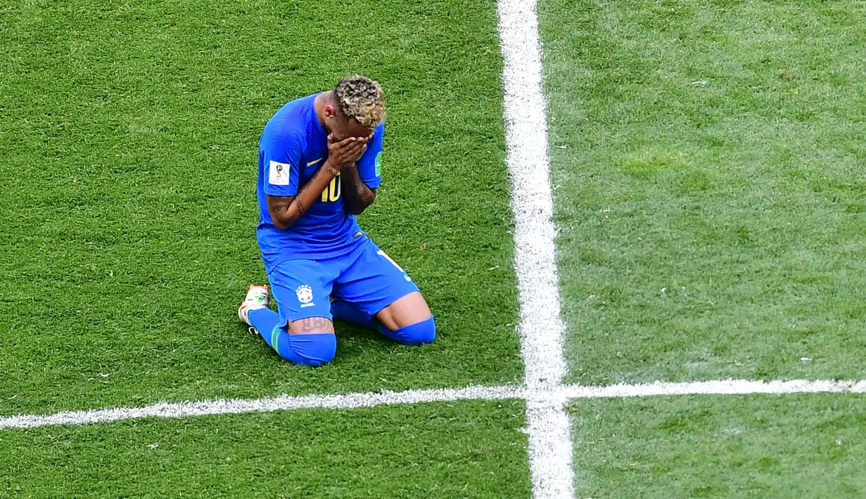 Striker Brasil, Neymar, menangis usai mengalahkan Kosta Rika pada laga grup E Piala Dunia di Stadion Krestovsky, St Petersburg, Jumat (22/6/2018). Pada laga ini Neymar berhasil mencetak gol perdana Piala Dunia 2018. (AFP/Giuseppe Cacace)
