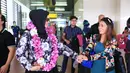 "Saya akan lebih menyanyikan lagu-lagu yang pemirsa saya rindukan, yang pasti lagu-lagu populer saya, judulnya Betapa Aku Cinta Padamu dan Percayalah," ungkap Siti Nurhaliza saat tiba di Bandara. (Adrian Putra/Bintang.com)