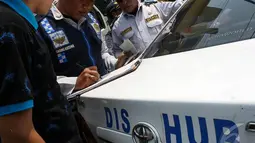 Seorang pengendara terlihat pasrah saat petugas memergoki mobilnya parkir sembarangan di Jalan Pramuka, Jakarta, Kamis (18/9/2014) (Liputan6.com/Faizal Fanani)