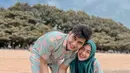 YouTuber sekaligus adik dari Oki Setiana Dewi ini memboyong keluarga kecilnya untuk liburan ke Pulau Dewata, Bali. Lewat Instagram pribadinya, Ria Ricis membagikan serunya liburan bareng suami dan anak. (Liputan6.com/IG/@riaricis1795)