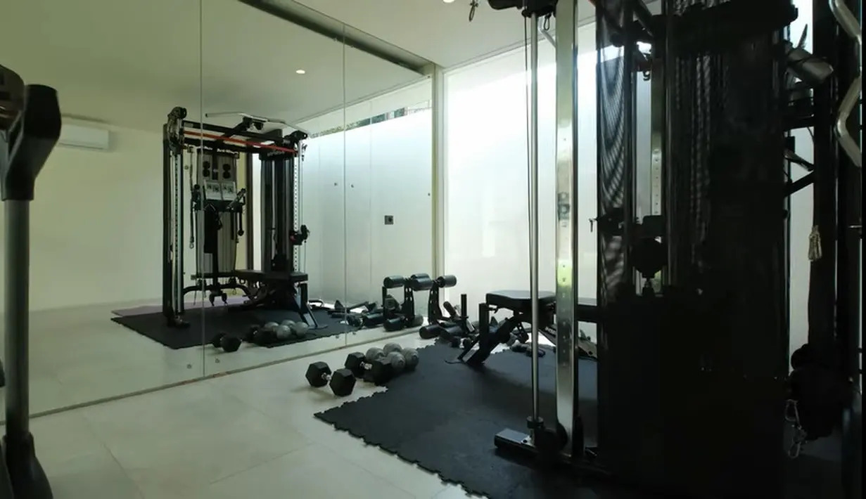 Halaman depan juga terdapat ruangan khusus untuk gym. Disebelah ruang ini ada kantor Citra Kirana. Baik untuk syuting ataupun saat ada pekerjaan iklan. Itulah beberapa potret  rumah pasangan ini ala resort mewah. [Youtube/CikyCitraRezky]
