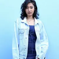 Widi Vierratale atau Widi Vierra mengaku bahwa ia menanam benang pada hidungnya sejak awal tahun 2016 ini. Beberapa pantangan juga harus dijaga diantaranya tidak boleh mengkonsumsi seafood, alkohol dan merokok. (Nurwahyunan/Bintang.com)