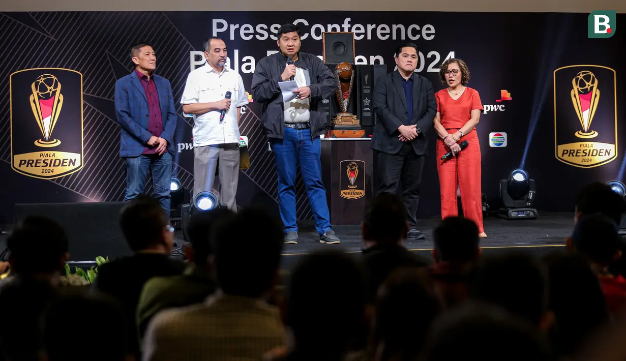 Ketua Steering Committee (SC) Piala Presiden 2024, Maruarar Sirait (tengah) memberikan pernyataan saat konferensi pers Piala Presiden 2024 yang berlangsung di SCTV Tower, Senayan, Jakarta, Senin (15/07/2024). (Bola.com/Bagaskara Lazuardi)