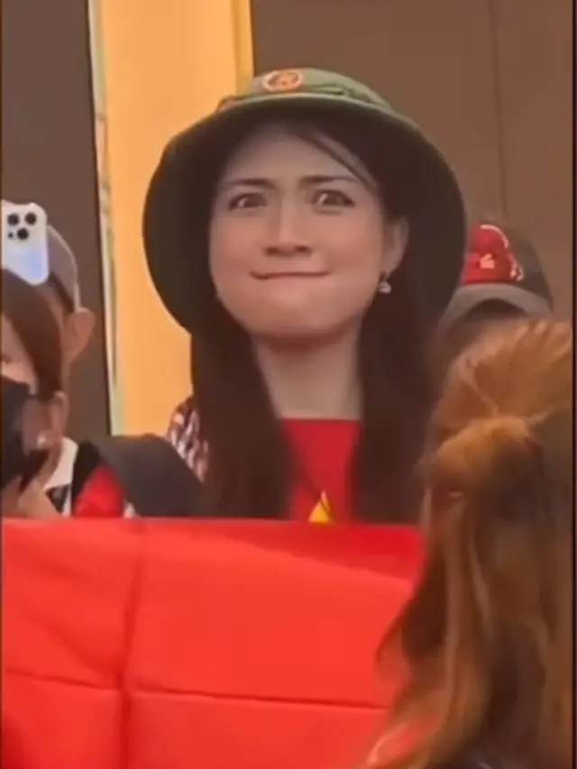 Potret Hoa Minzy Penyanyi Vietnam yang Jadi Suporter di SEA Games 2023