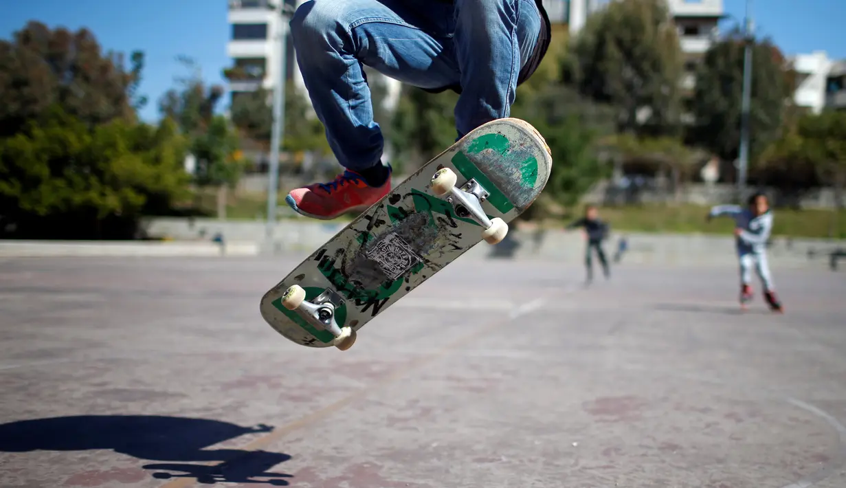 Remaja Palestina anggota Gaza Skate Team, Mohammad Al-Sawalhe (23) mempraktekkan keterampilan skatingnya di sebuah pelabuhan di Kota Gaza, 10 Maret 2019. Peralatan skateboard tidak mudah didapat di Gaza lantaran konflik antara Israel dan Palestina yang tak kunjung usai. (REUTERS/Mohammed Salem)