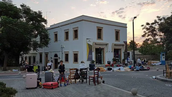 Sejumlah warga tidur di lapangan mengantisipasi adanya gempa susulan di wilayah Kos Yunani, Jumat (21/7). Sebelumnya, gempa besar dengan berkekuatan 7,0 SR pernah terjadi pada 1999 dan menewaskan lebih dari 17.000 orang. (Kalymnos-news.gr via AP)