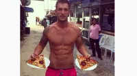 Cinta Mati Pizza, Pria Seksi Ini Keliling Dunia Makan Pizza