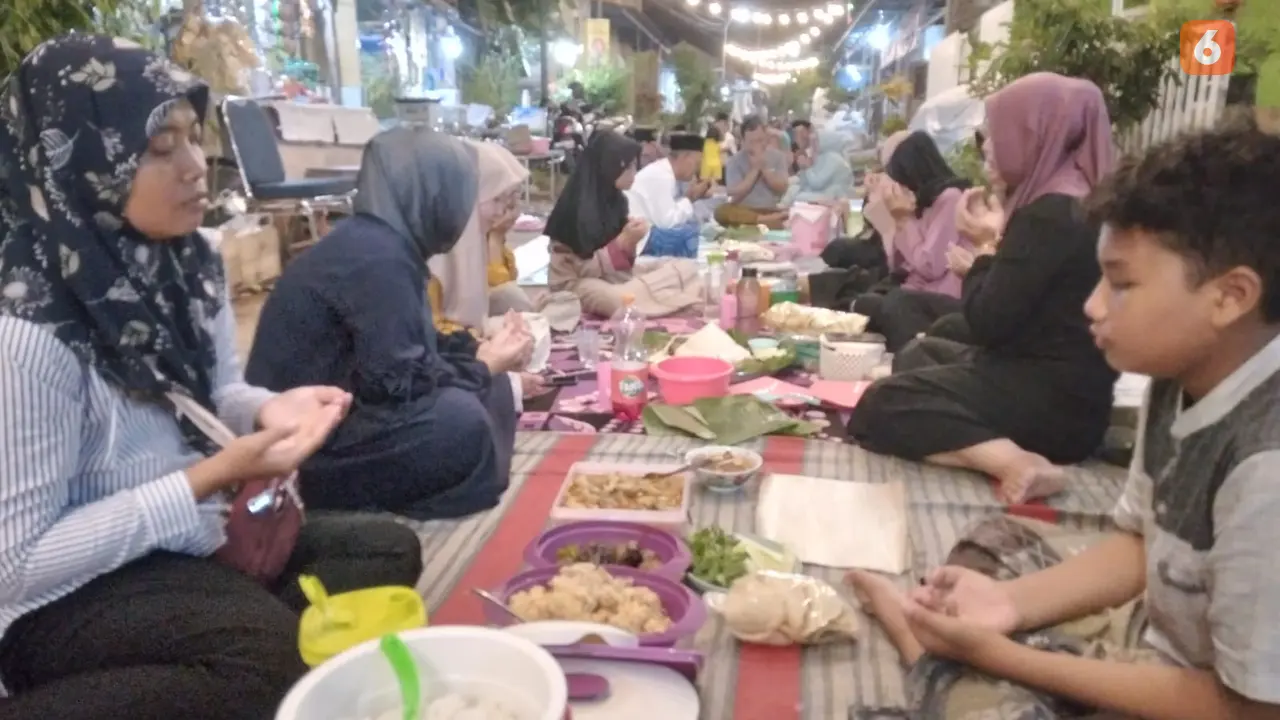 Ribuan Masyarakat Lingkungan Kepuh, Kelurahan Boyolangu, Banyuwangi,mengikuti tradisi kenduri masal, Kepuh Bersyukur (Hermawan Arifianto/Liputan6.com)