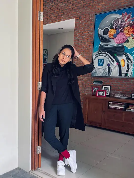 Selain kemampuannya di bidang adu peran, Raihaanun juga memiliki selera berpakaian yang nggak kalah kece. [Foto: IG/raihaanun].