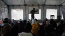 Badan PBB untuk Bantuan dan Pekerjaan bagi Pengungsi Palestina (UNRWA) diketahui telah membuka kembali beberapa sekolah di Gaza. Tampak dalam foto, para siswa Palestina mengikuti pelajaran di dalam tenda yang didirikan di pantai di Khan Younis, Jalur Gaza, Rabu, 12 November 2025. (AP Photo/Abdel Kareem Hana)