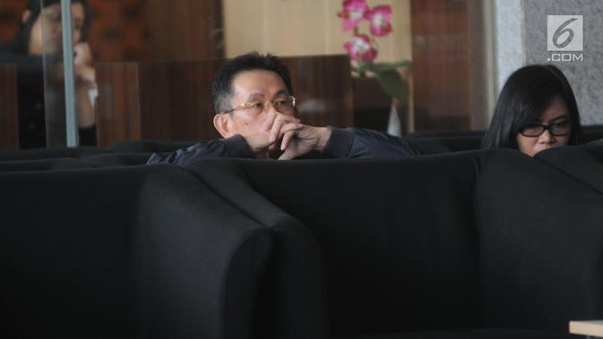 Pemilik PT Purna Arena Yudha (PAY), Simon Susilo menunggu untuk pemeriksaan di Gedung KPK, Jakarta, Rabu (6/2). Simon Susilo merupakan tersangka kasus dugaan suap terhadap Bupati Lampung Tengah periode 2016-2021 Mustafa. (Merdeka.com/Dwi Narwoko)