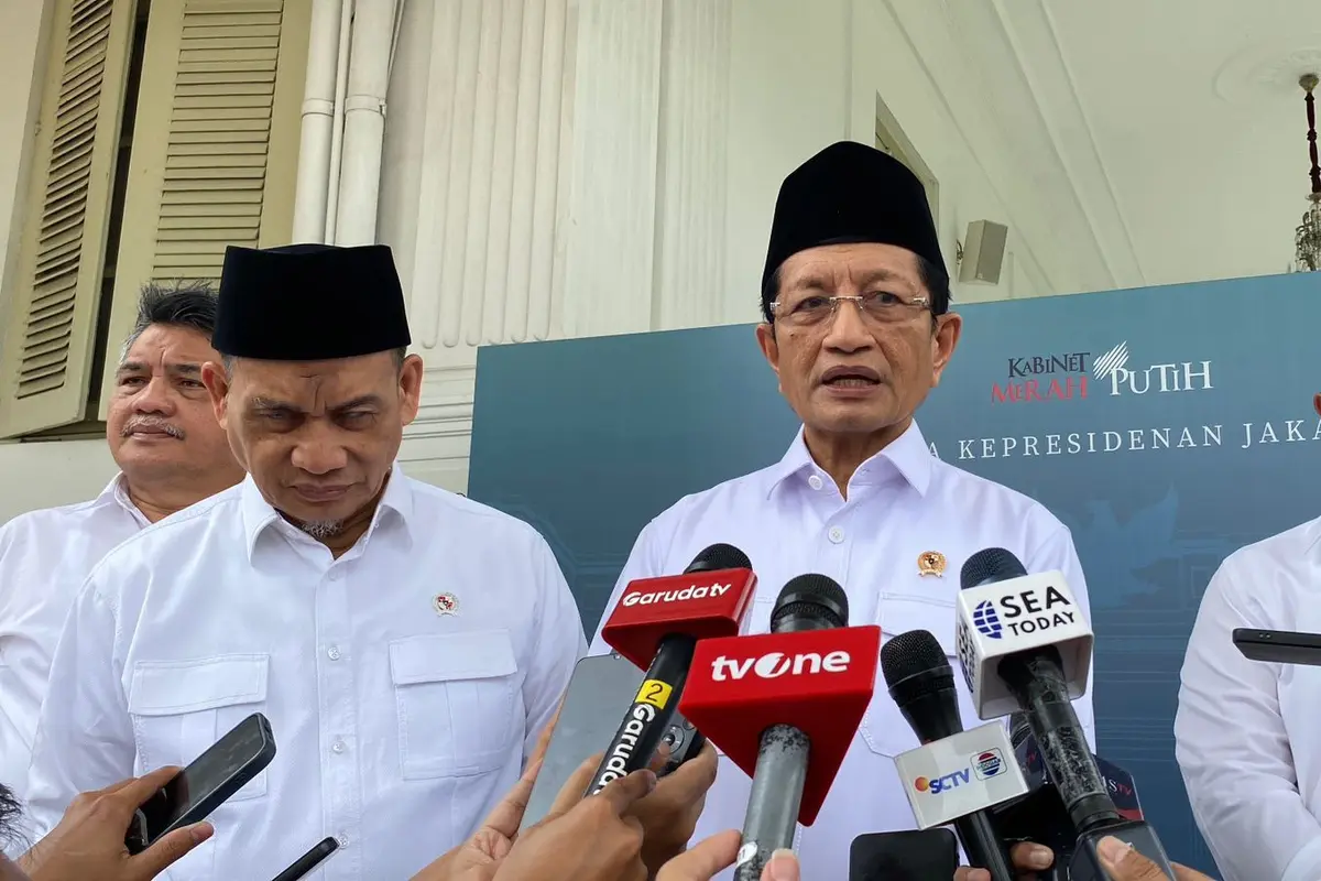 Menteri Agama (Menag) Nasaruddin Umar usai rapat bersama Menteri Sekretaris Negara soal Haji 2025 di Kompleks Istana Kepresidenan Jakarta, Jumat (27/12/2024).
