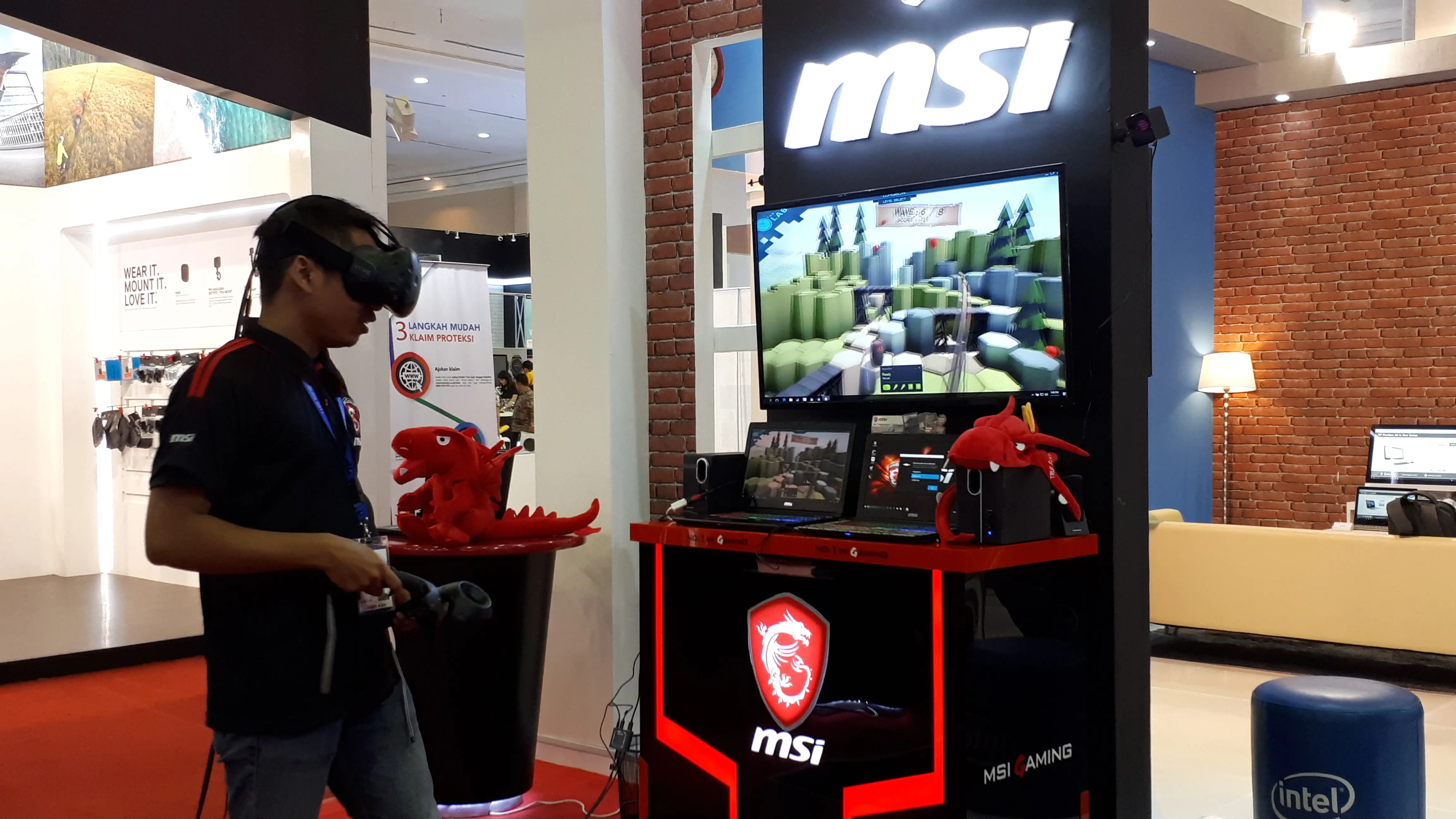 Staf MSI bermain game dengan menggunakan headset virtual reality. (Liputan6.com/Agustinus M Damar)
