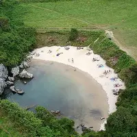 Playa de Gulpiyuri, Spanyol. (travel.spotcoolstuff.com)