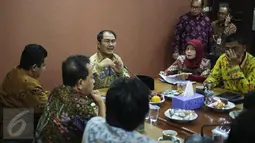 Suasana saat pertemuan Tripartit di Ruang Rapat DKPP RI, Gedung Bawaslu lantai 5, Jakarta, Kamis (23/2). Pertemuan tersebut membahas masalah terkait dengan Pilkada serentak 2017. (Liputan6.com/Faizal Fanani)