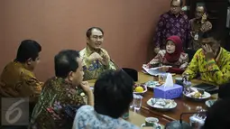 Suasana saat pertemuan Tripartit di Ruang Rapat DKPP RI, Gedung Bawaslu lantai 5, Jakarta, Kamis (23/2). Pertemuan tersebut membahas masalah terkait dengan Pilkada serentak 2017. (Liputan6.com/Faizal Fanani)