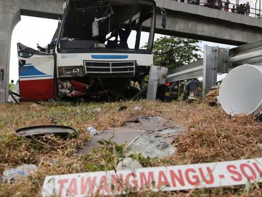 Sebuah bus PO Rukun Sayur mengalami kecelakaan di KM 202, Jawa Barat, Selasa (14/7/2015). Bus tersebut menabrak tiang jembatan penyebrangan menyebabkan 11 orang tewas dan 27 luka - luka. (Liputan6.com/Herman Zakharia)