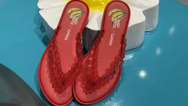 Melissa dan GANNI dengan warna cerah. [Anisha/Fimela]