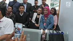 Pengunjung mengajak Nafa Urbach berfoto bersama sebelum sidang perdana perceraiannya dengan Zack Lee di Pengadilan Negeri Jakarta Selatan, Senin (2/10). Sidang beragendakan pemeriksaan berkas serta mediasi. (Liputan6.com/Herman Zakharia)