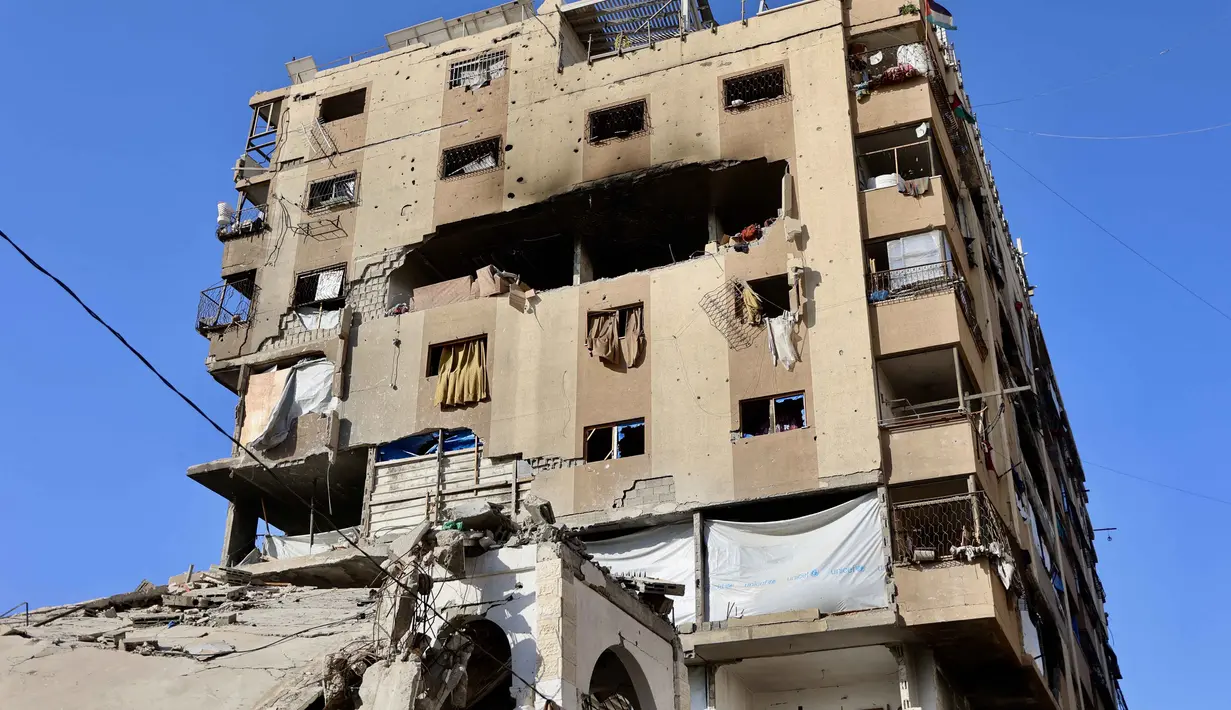 Sebuah bangunan tempat tinggal yang rusak terlihat setelah serangan Israel di Kota Gaza pada Kamis 4 Juni 2026. (Omar AL-QATTAA/AFP)