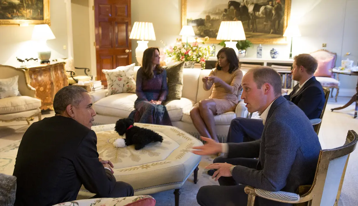 Presiden AS Barack Obama dan Ibu Negara Michelle Obama ketika kunjungan untuk jamuan makan malam bersama Pangeran William dan sang istri, Kate Middleton serta Pangeran Harry di Kensington Palace, London, Jumat (22/4). (REUTERS/Stephen Crowley/Pool)