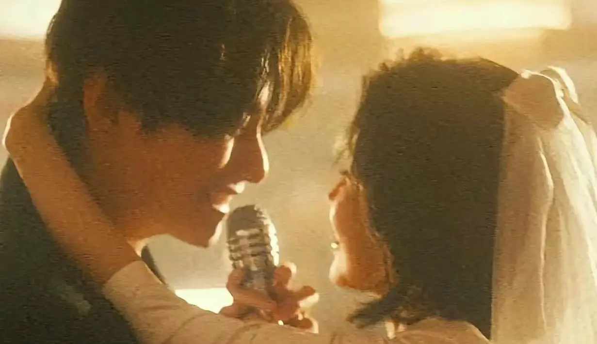 Yang kemudian menghebohkan netizen adalah interaksi manis keduanya di video klip ini. [Foto: Instagram/shinb.__1]