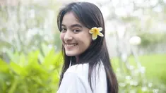 Gadis keturunan Belanda ini tak hanya lihai dalam bermain peran. Ia juga punya gaya yang modis dan stylish. Salah satunya dengan busana casual. Ia tampil manis dengan busana bewarna putih dengan riasan natural. (Liputan6.com/IG/@mawar_eva)