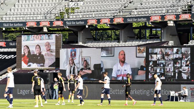 Liga Denmark Hadirkan Stadion Virtual: Penonton menyaksikan Liga Denmark antara AGF dengan Randers FC melalui aplikasi video conference di Ceres Park, Kamis (28/5/2020). Ini pertandingan pertama yang melibatkan suporter melalui aplikasi pertemuan virtual. (Henning Bagger/Ritzau Scanpix via AP)