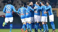 Para pemain Napoli merayakan gol yang dicetak oleh Marek Hamsik ke gawang Torino pada laga Serie A di Stadion Olimpico Grande Torino, Sabtu (16/12/2017). Napoli menang 3-1 atas Torino. (AP/Alessandro Di Marco)