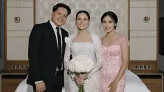 Dalam unggahan terbaru Yunita Siregar di Instagram pribadinya, Yunita Siregar tampak anggun mengenakan gaun pernikahan berwarna putih dengan detail elegan. Sang kakak dengan penuh kebanggaan menemani adiknya dalam momen bahagia pernikahan ini. Keduanya terlihat tersenyum hangat, mencerminkan hubungan kakak beradik yang begitu erat. (Liputan6.com/IG/@yunitasiregar)
