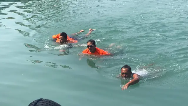 Wagub DKI sandiaga Uno, berenang menuju Pulau Sebira (Liputan6.com/Yunizafira)